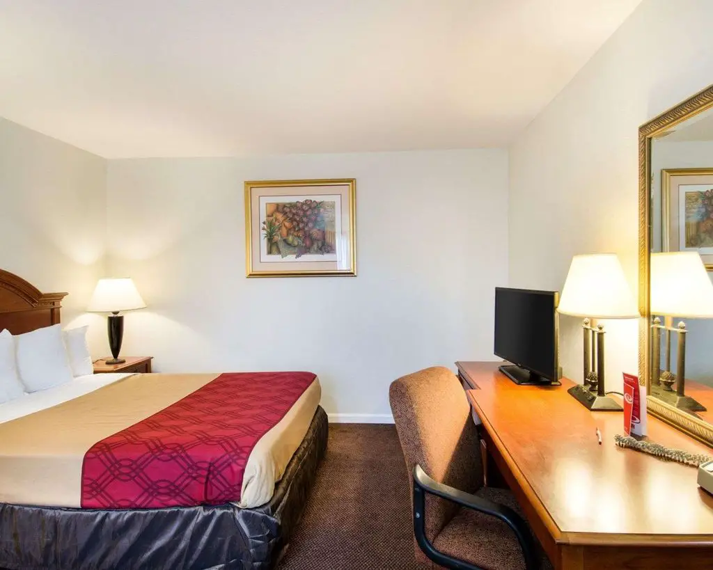 Econo-Lodge-Inn-Suites-1