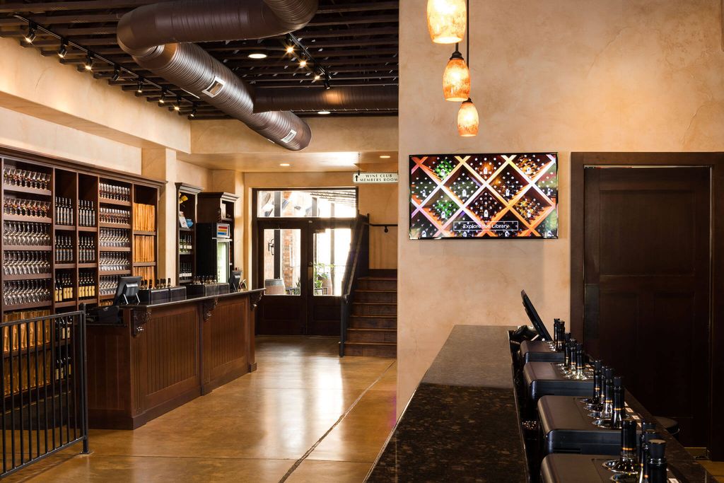 Grape-Creek-on-the-Square-Tasting-Room