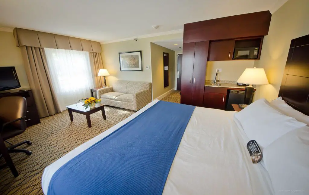 Holiday-Inn-Express-Suites-Merrimack-an-IHG-Hotel-1