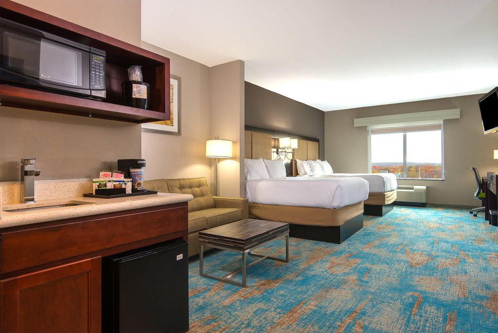 Holiday-Inn-Express-Suites-Norwood-Boston-Area-an-IHG-Hotel-1
