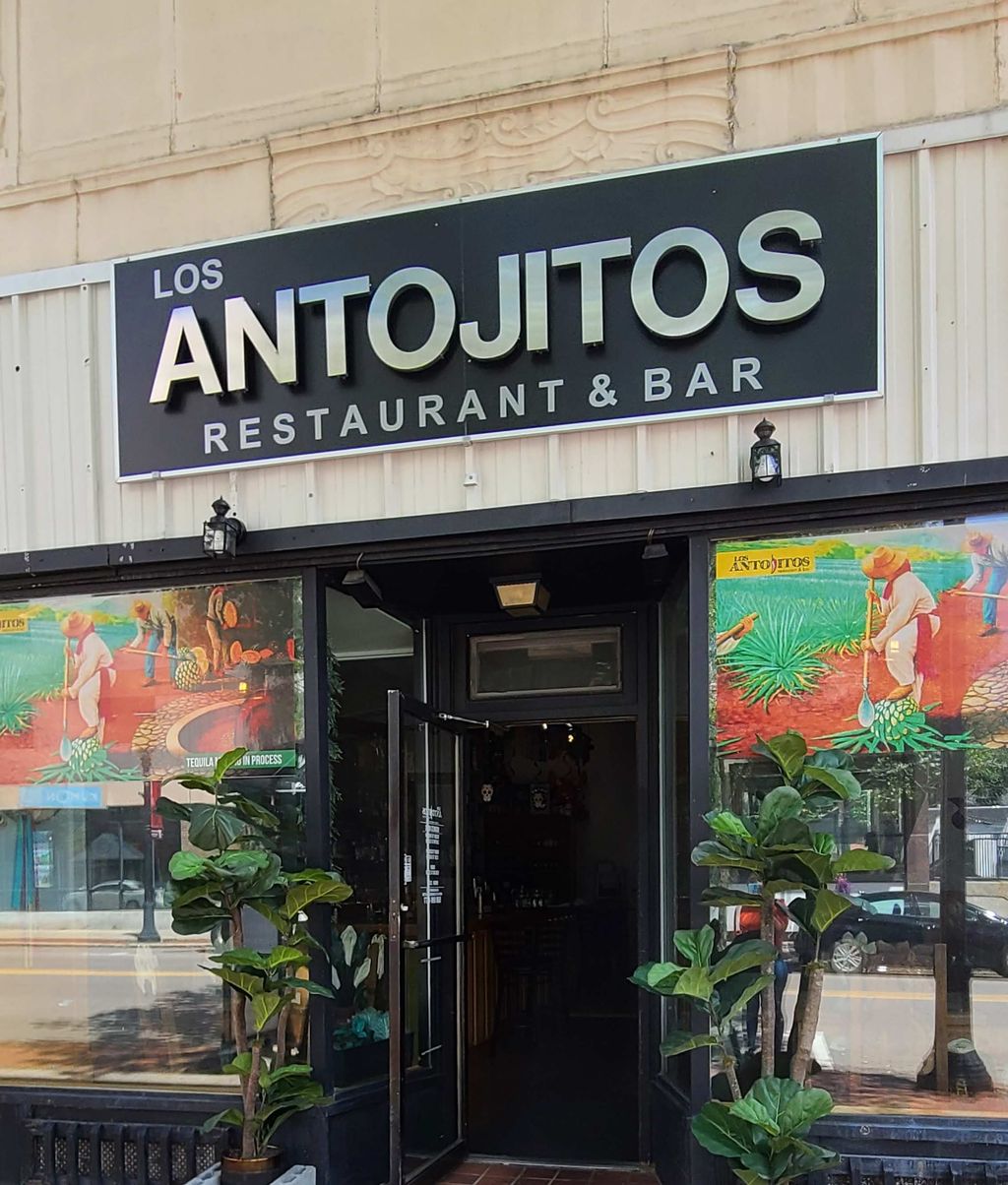 Los-Antojitos-Restaurant-Bar