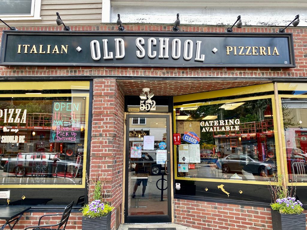 Old-School-Italian-Pizzeria