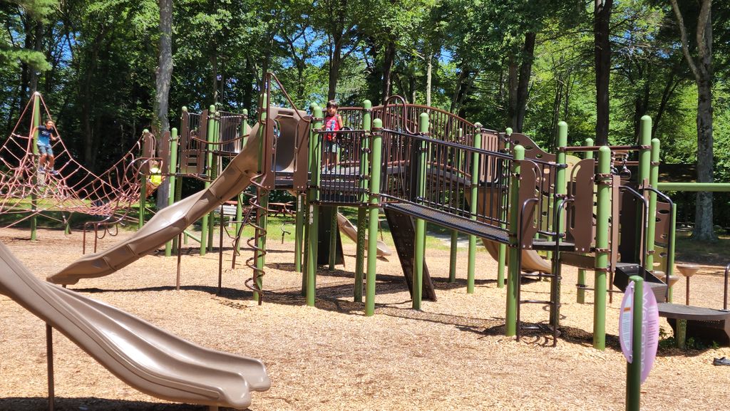 Mendon-Memorial-Park-Playground