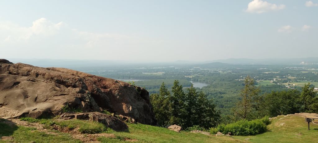 Mount-Holyoke-summit