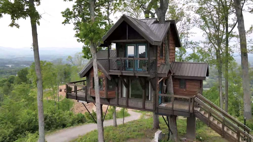 Eco-Friendly Treehouse in Western Massachusetts