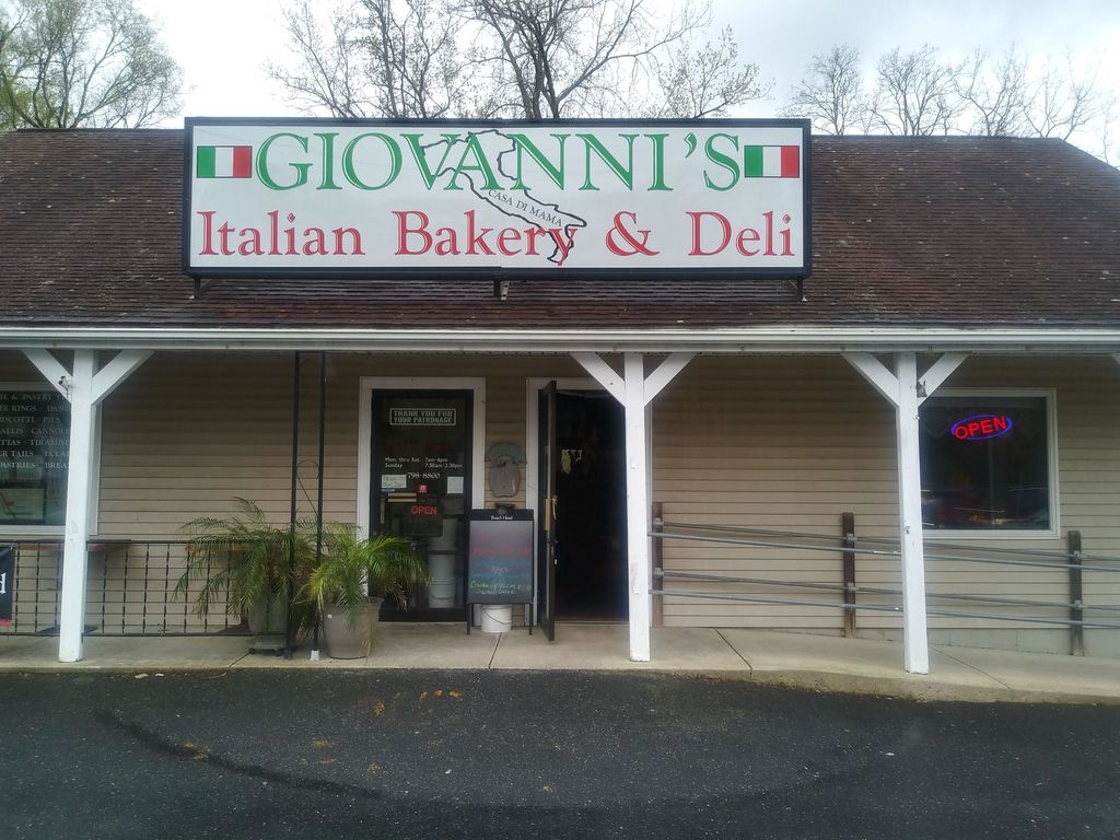 Giovannis-Italian-Bakery-and-Deli