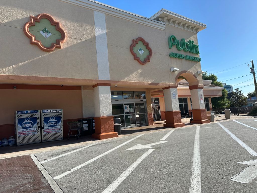 Publix-Super-Market-at-Harbor-Oaks-Shopping-Center