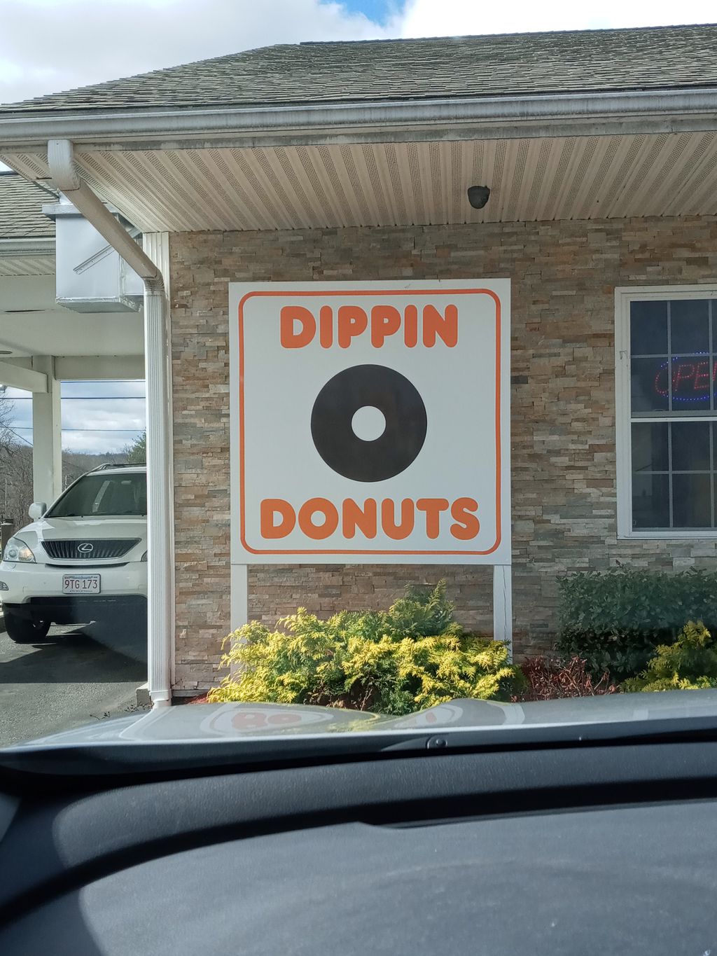 Dippin-Donuts-1