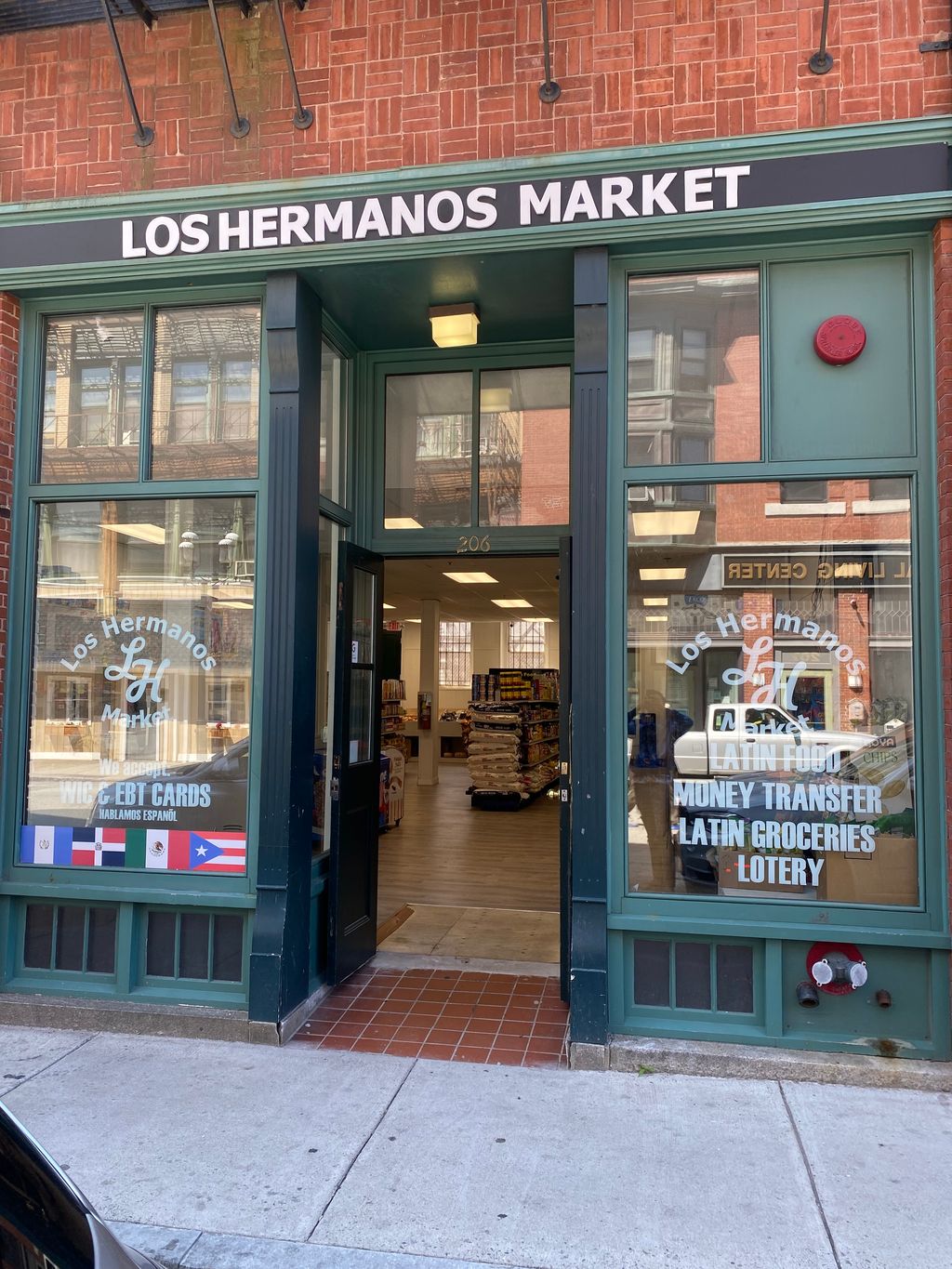 Los-Hermanos-Market