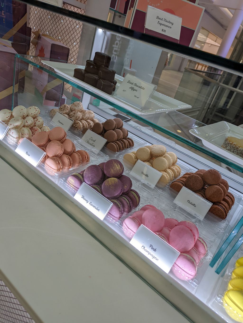 Woops-Macarons-Gifts-CambridgeSide-Place