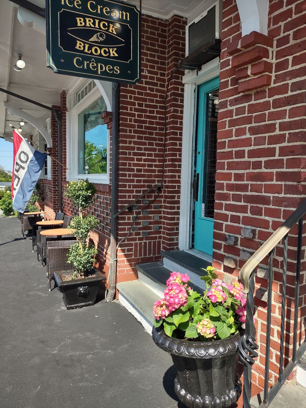 Brick-Block-Ice-Cream-and-Crepe-shop