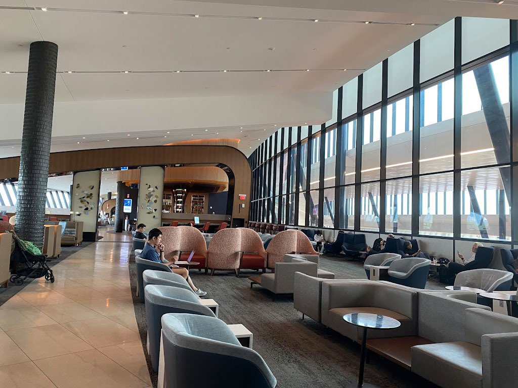 Delta Sky Club (A7)