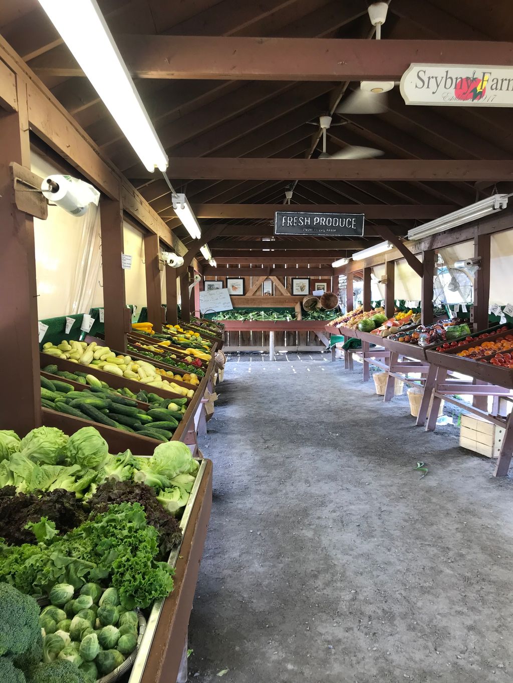 Srybny-Farmstand-and-Greenhouses-1